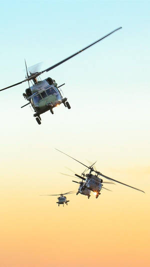 三架軍用直升機在日落時編隊飛行。 — 巴西 壁紙