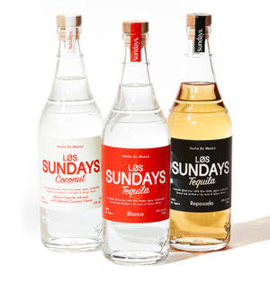 三瓶 Los Sundays 龍舌蘭酒椰子白和 reposado 在白色背景上 — Pixel 9 Pro Fold 壁紙