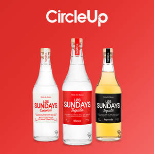 三瓶 Los Sundays 龍舌蘭酒，椰子 blanco 和 reposado 品種，紅色背景。 — 高清 壁紙