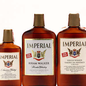 三瓶復古 Imperial 威士忌，配有金色瓶蓋和標籤 — 麥迪遜·比爾 壁紙