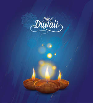 三盞點亮的迪亞燈，帶有節日「Happy Diwali」文字，背景為藍色。 — 慶祝 壁紙