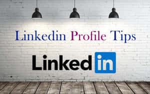 白色磚牆，在吊燈下顯示LinkedIn個人資料提示文字和標誌。 — 領英 壁紙
