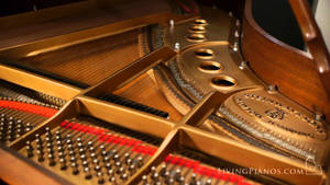 Steinway 三角鋼琴內部機械和琴弦的特寫。 — 鋼琴 壁紙
