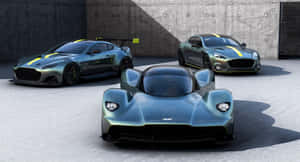 三輛綠色Aston Martin跑車帶黃色條紋停在混凝土上。 — 奧斯頓馬丁 壁紙