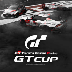 三輛賽車在帶有GT CUP品牌和標誌的賽道上飄移。 — 豐田 壁紙