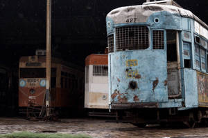 被遺棄的復古電車在雨中的倉庫，金屬生鏽，油漆剝落。 — 火車 壁紙