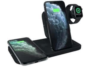 三部 Apple 裝置在黑色無線充電座上充電。 — 4:3 壁紙
