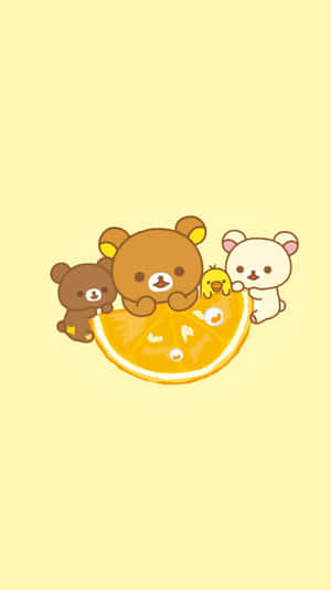 三隻熊和一隻小鴨子在橙片上依偎。 — 懶懶熊 GIF 壁紙