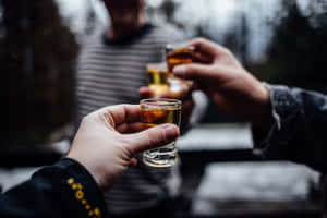 三人在戶外用酒杯敬酒。 — 醉意朦朧 壁紙
