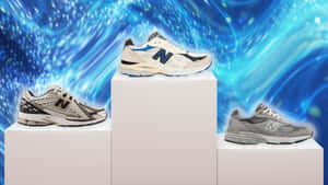 三雙 New Balance 運動鞋放在白色底座上，背景是宇宙藍色。 — 球鞋 壁紙