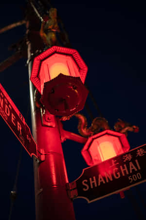 上海夜晚帶有龍雕塑的桿上的紅色路燈和標誌。 — 霓虹紅 壁紙