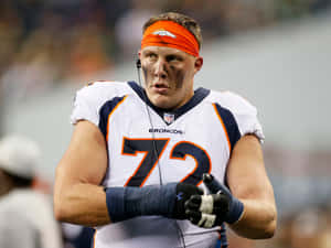 丹佛野馬隊72號足球員在比賽中臉上沾滿泥土。 — 丹佛野馬 壁紙