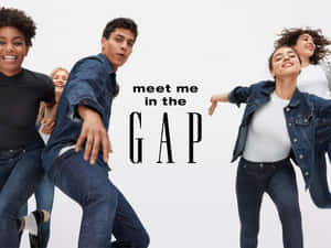 五位微笑的年輕人穿著牛仔服裝為 Gap 廣告擺姿勢。 — 間隙 壁紙
