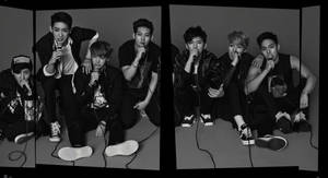 五位年輕男性表演者在錄音室環境中手持麥克風。 — MONSTA X 壁紙