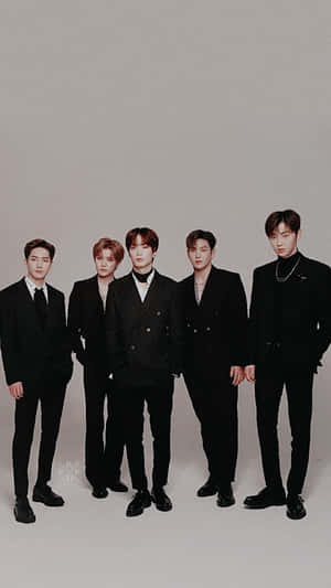 五位穿著黑色西裝的男士在工作室中擺姿勢 — K Pop 壁紙