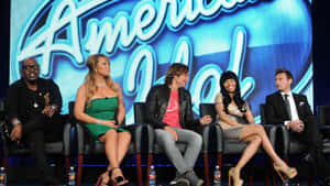 五位評審在American Idol錄製期間坐在舞台上。 — 凱蒂佩芮 壁紙