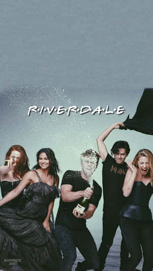 Riverdale演員在灰色天空下用香檳噴霧慶祝。 — 河谷鎮 壁紙