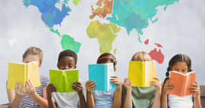 五個孩子在世界地圖壁畫前閱讀書籍。 — 教育 壁紙