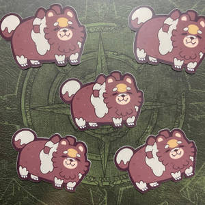 五個卡通鬆獅犬貼紙在綠色指南針玫瑰背景上。 — 可愛熊 壁紙