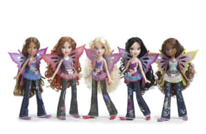 五個帶有翅膀和牛仔服飾的 Bratz 仙子娃娃站成一排。 — 娃娃 壁紙