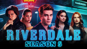 第五季霓虹燈照亮的城市場景中的五個 Riverdale 角色。 — 河谷鎮 壁紙