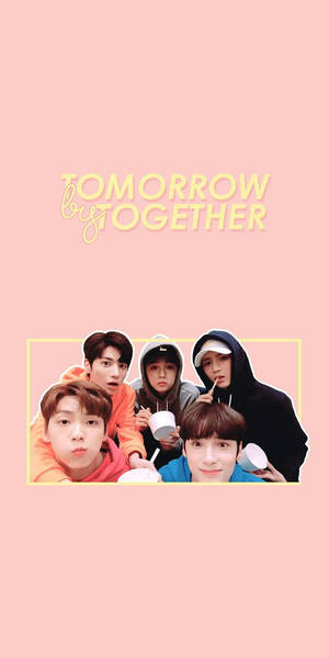 K-pop組合Tomorrow by Together在粉紅色背景上拿著杯子擺姿勢。