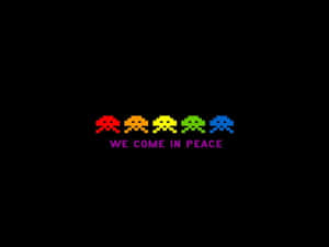 五個色彩繽紛的像素外星人，帶有「we come in peace」文字 — 遊戲 壁紙