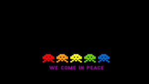 五個彩虹色像素外星人，文字 we come in peace — 高畫質遊戲 壁紙