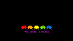 五個彩虹色像素外星人，黑色背景上帶有「WE COME IN PEACE」文字。 — 電玩遊戲 GIF 壁紙