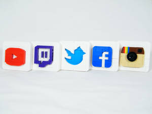 包括YouTube、Twitter、Facebook、Instagram和Twitch在內的社交媒體圖標的LEGO模型。 — 樂高 壁紙