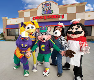 五個 Chuck E Cheese 吉祥物在陽光明媚的日子裡一起站在餐廳外。 — 查克芝士 壁紙