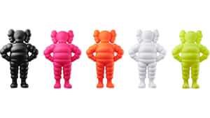 五個KAWS Companion公仔，分別為黑色、粉紅色、橙色、白色和萊姆綠色，並排站立。 — 三島一八 壁紙