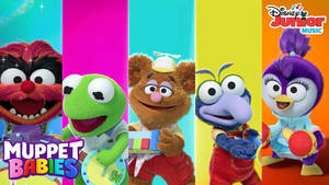 五個快樂的Muppet Babies角色在彩虹色垂直條紋前。 — 妙妙熊仔 壁紙