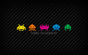 五個復古像素外星人，帶有 'hello invaders!' 文字，位於深色條紋背景上。 — 酷炫遊戲 壁紙