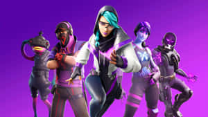 五個 Fortnite 角色穿著發光的未來裝備，在紫色背景前擺姿勢。 — 忍者 要塞英雄 壁紙