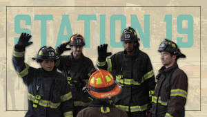 五名穿著裝備的消防員在Station 19標誌下向鏡頭揮手。 — 19號消防站 壁紙