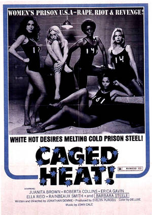 電影《Caged Heat》的海報，顯示五名身穿囚犯制服的女性在牢房中擺姿勢。 — 女演員 壁紙