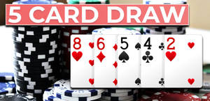 五張撲克牌和籌碼堆，附有 5 CARD DRAW 橫幅。 — 插畫 壁紙