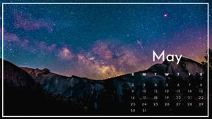五月月曆，背景是繁星點點的夜空，銀河橫跨山脈。 — 五月 壁紙
