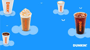 五杯Dunkin'冰咖啡飲料漂浮在雲朵上，背景是藍色。 — Dunkin Donuts 壁紙