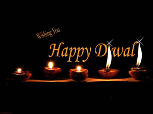 五盞點燃的油燈，帶有金色「Wishing You Happy Diwali」文字。 — 蠟燭 壁紙