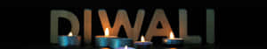 五盞點燃的茶蠟燭在木製DIWALI字母前溫暖地發光。 — 低調 壁紙