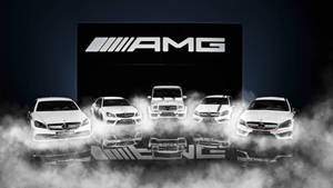 煙霧中的五輛白色AMG性能車，帶標誌背景。 — Mercedes-Benz 壁紙
