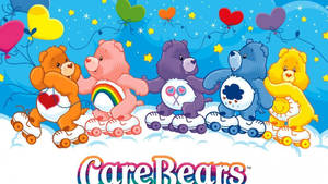 五隻色彩繽紛的Care Bears在雲朵上溜冰，天空中有心形氣球和星星。 — 彩虹熊 壁紙