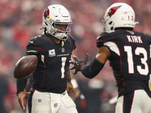 兩名身穿紅雀隊球衣的 NFL 美式足球運動員在比賽中。 — 運動 壁紙