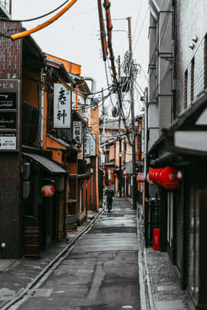京都一條狹窄的雨巷，有傳統木建築和紅燈籠。 — 平靜 GIF 壁紙