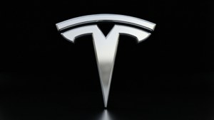 黑色背景上帶倒影的閃亮Tesla標誌