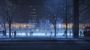 夜晚，人們在被雪覆蓋的樹木和城市燈光環繞的溜冰場上滑冰的場景。 — 冰 壁紙