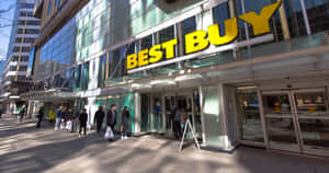 顧客在陽光明媚的日子於Best Buy電子產品店外排隊。 — 最佳購買 壁紙