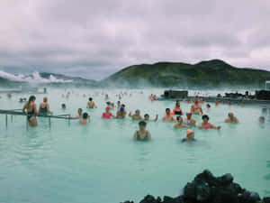 人群在冰島享受地熱溫泉，水蒸氣從水中升起。 — 墨西哥 壁紙